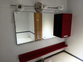 Lavabo suspendido con grifo, espejo y aplique