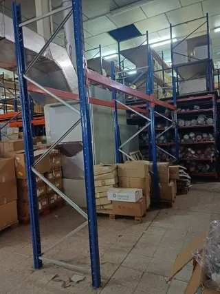 Estantería industrial azul y naranja para palets