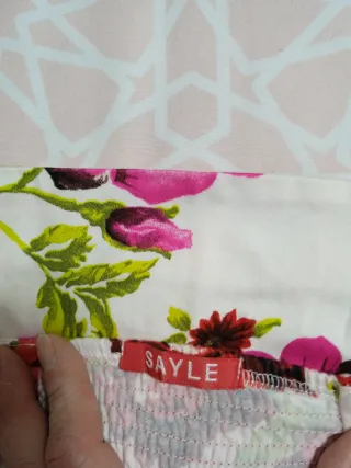 Vestido floral con torera roja