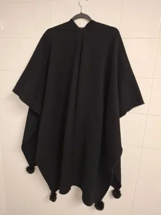 Capa negra talla única con pompones sin etiquetas