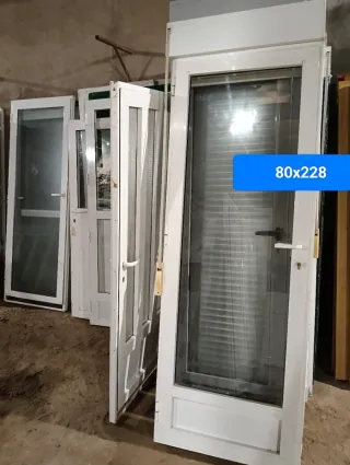 Puertas de aluminio blancas