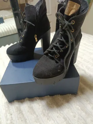 Botines negros con cordones y tacón