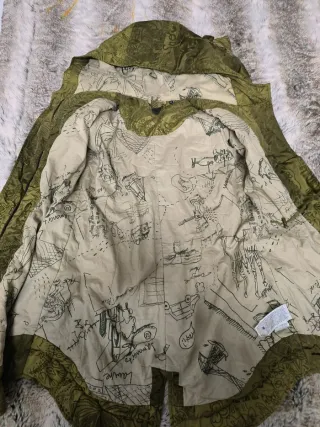 Abrigo verde acolchado con capucha