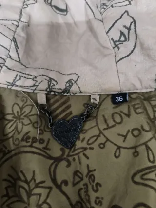 Abrigo verde acolchado con capucha