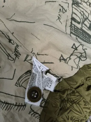 Abrigo verde acolchado con capucha