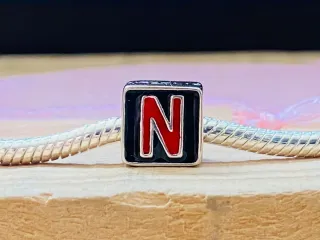 Charm | Logo Netflix