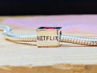 Charm | Logo Netflix
