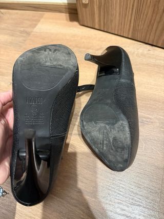 Zapatos de tacón aguja, color negro de fiesta.