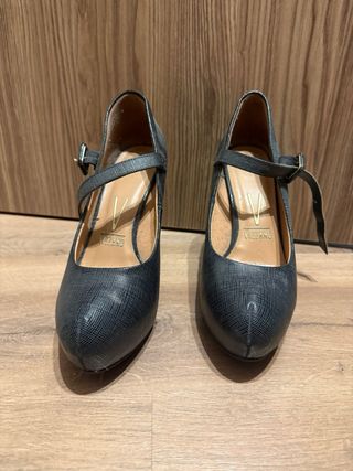 Zapatos de tacón aguja, color negro de fiesta.