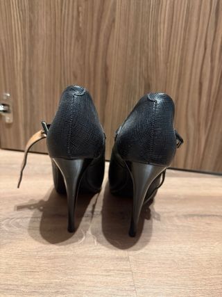 Zapatos de tacón aguja, color negro de fiesta.