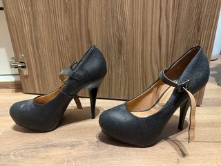 Zapatos de tacón aguja, color negro de fiesta.