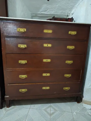 Cómoda antigua de madera con mármol