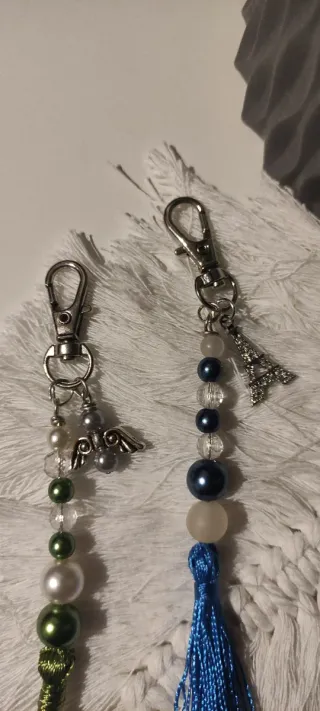 Llavero artesanal boho con abalorios y borla.