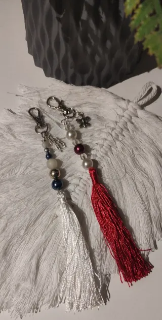 Llavero artesanal boho con abalorios y borla.