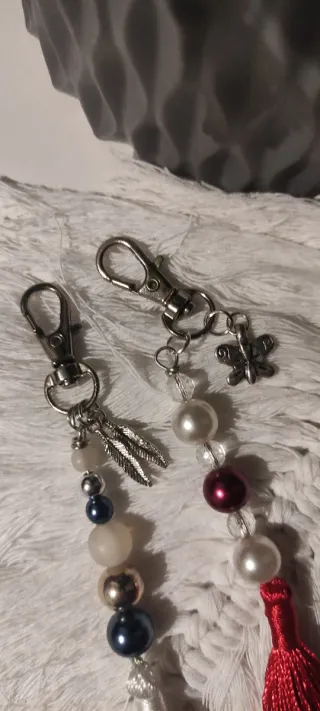 Llavero artesanal boho con abalorios y borla.