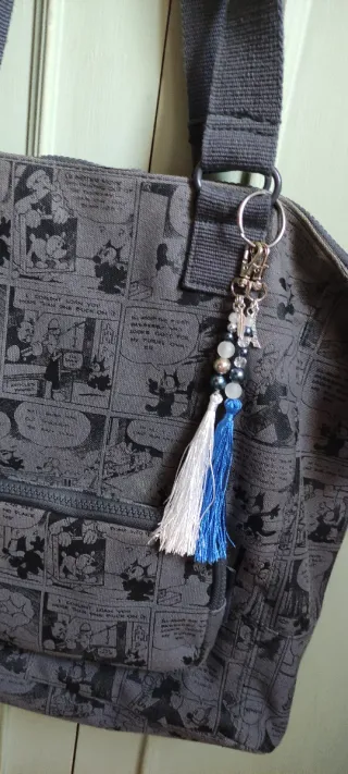 Llavero artesanal boho con abalorios y borla.