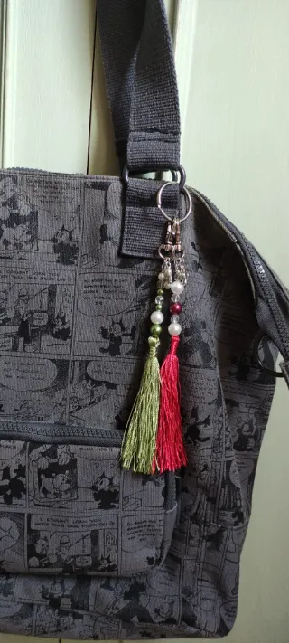 Llavero artesanal boho con abalorios y borla.