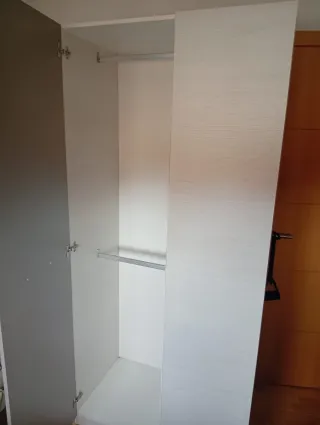 Cama juvenil con cajones.