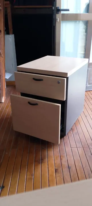 Mesa de oficina beige y gris