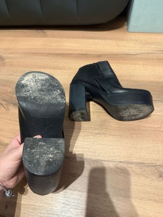 Botines de tacón con plataforma al tobillo.