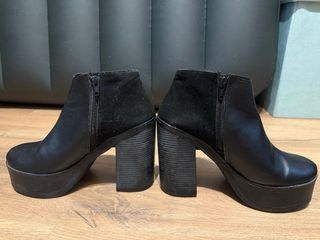 Botines de tacón con plataforma al tobillo.