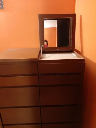 Cómoda de madera marrón con 2 espejos