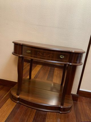 Cómoda de madera con cajones