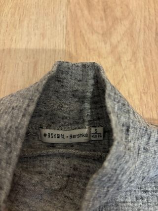 Jersey Bershka cuello alto gris fino