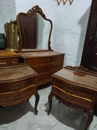 Mesitas y cómoda antiguas madera y cristal