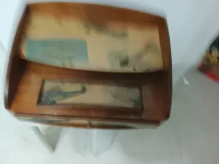 Mueble de madera con cajón y diseño de aviones