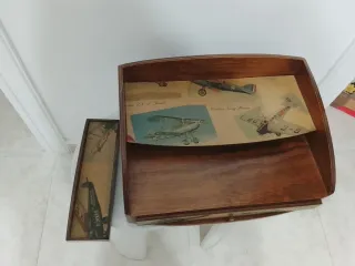Mueble de madera con cajón y diseño de aviones