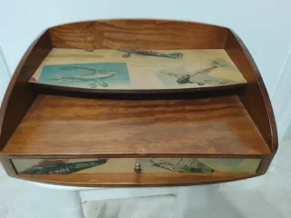 Mueble de madera con cajón y diseño de aviones