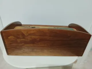 Mueble de madera con cajón y diseño de aviones
