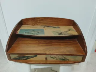 Mueble de madera con cajón y diseño de aviones