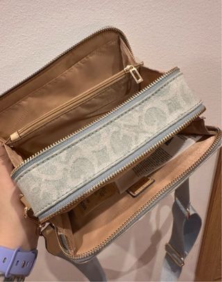 Bolso Guess Azul y Dorado