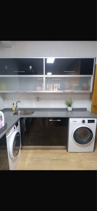 Muebles de cocina negros y plateados Mide 230x280