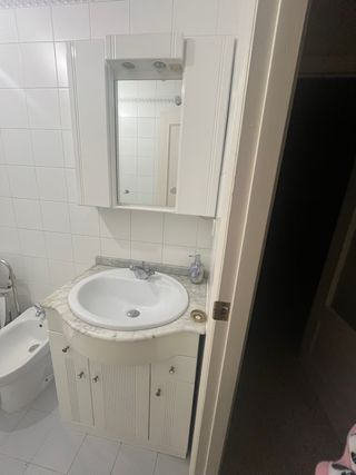 Mueble de baño con lavabo, espejo y almacenaje