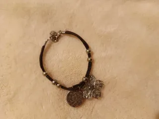 Pulsera con dijes de flor y medallón