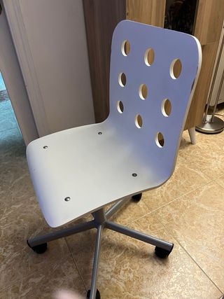 Silla de estudio blanca con ruedas