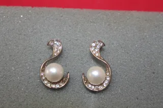 Pendientes perla y circonitas dorados de Fantasía