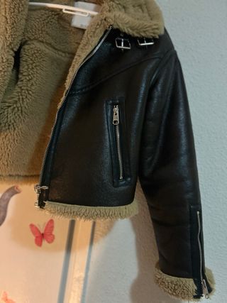 Cazadora mujer negra con borreguito