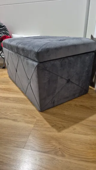 Baúl de terciopelo gris con capitoné