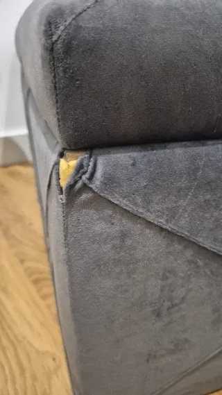 Baúl de terciopelo gris con capitoné