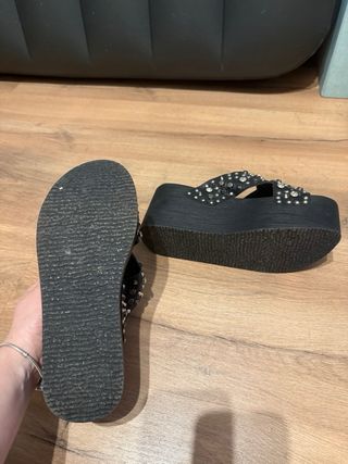 Sandalias plataforma con tachas,color negras