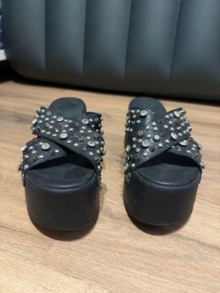 Sandalias plataforma con tachas,color negras