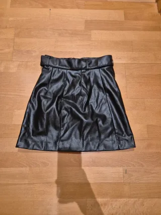 Minifalda efecto cuero H&M Negra T.36