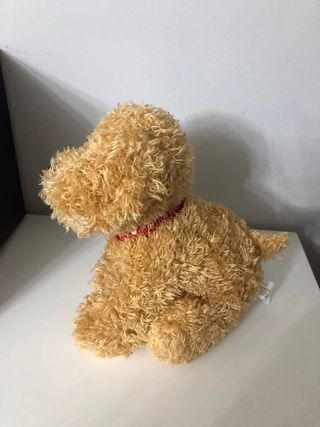 Peluche perro marrón con lazo rojo