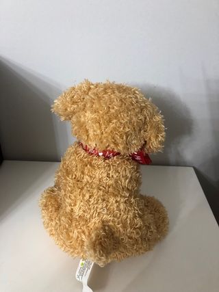 Peluche perro marrón con lazo rojo