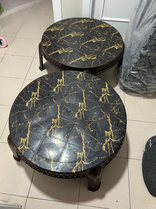 3 colchones y 2  mesitas redonadas