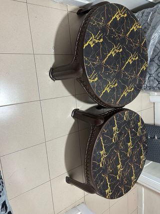 3 colchones y 2  mesitas redonadas